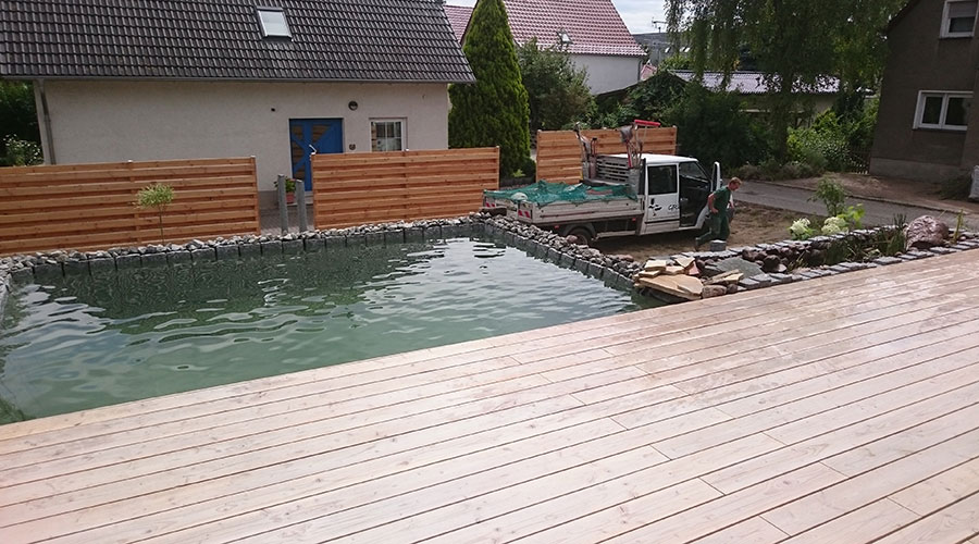 Bau eines Pools mit Steineinfassung